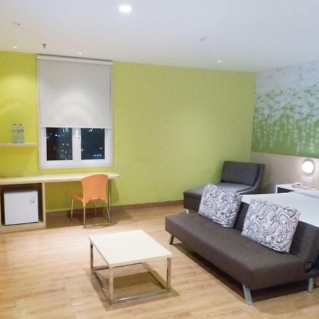 Zest Jemursari By Swiss-Belhotel International Сурабая Екстериор снимка