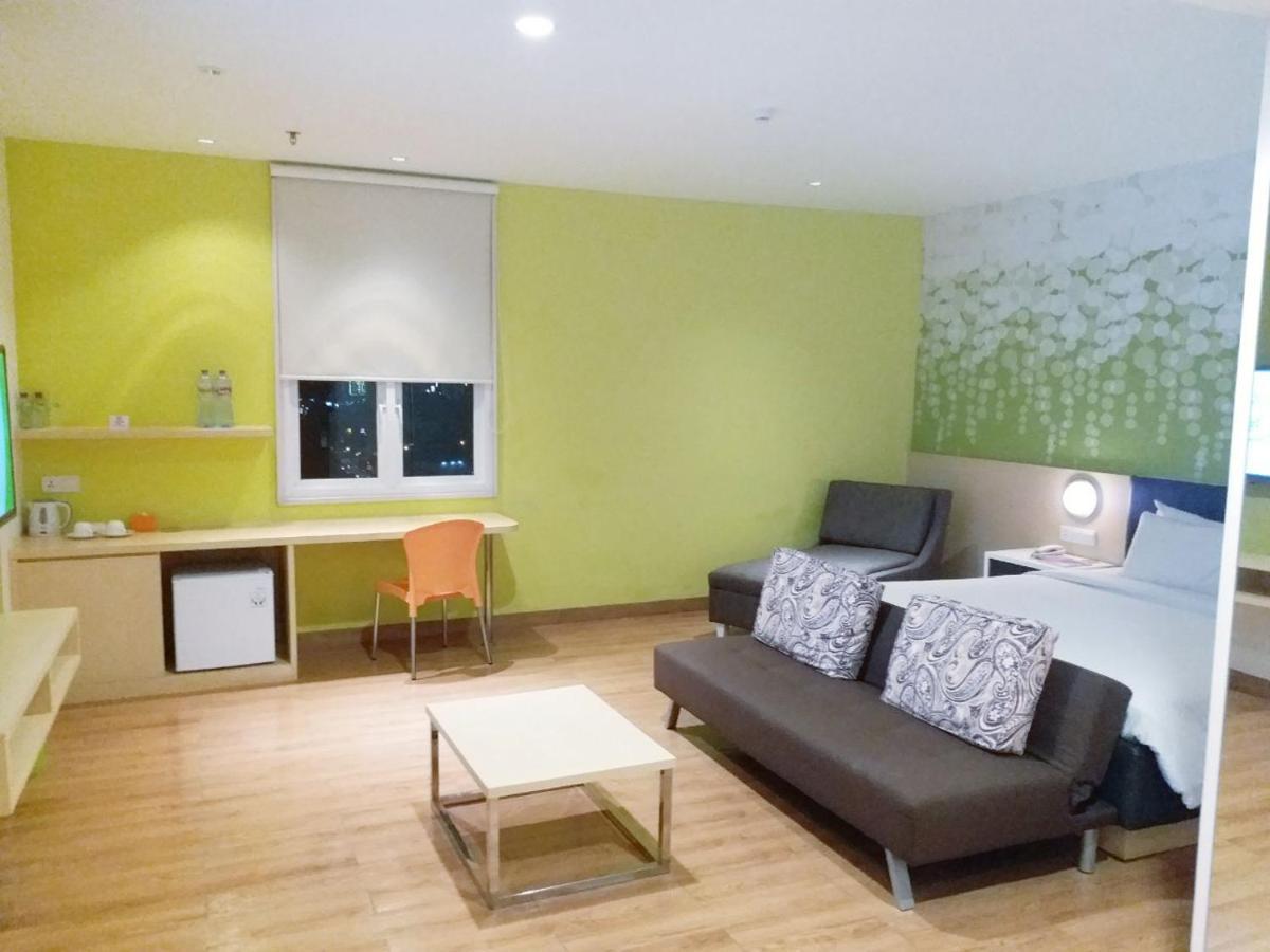 Zest Jemursari By Swiss-Belhotel International Сурабая Екстериор снимка