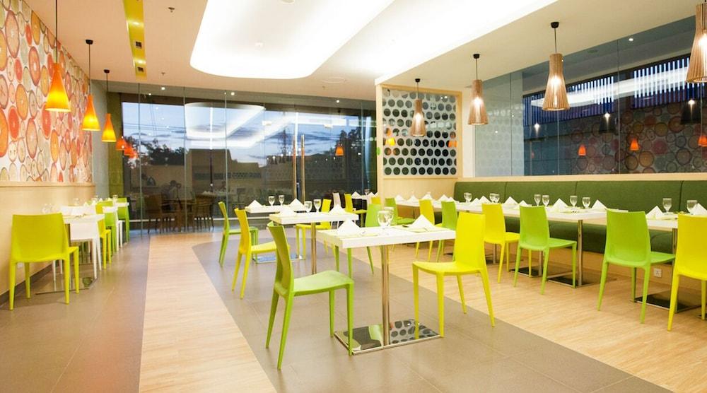 Zest Jemursari By Swiss-Belhotel International Сурабая Екстериор снимка