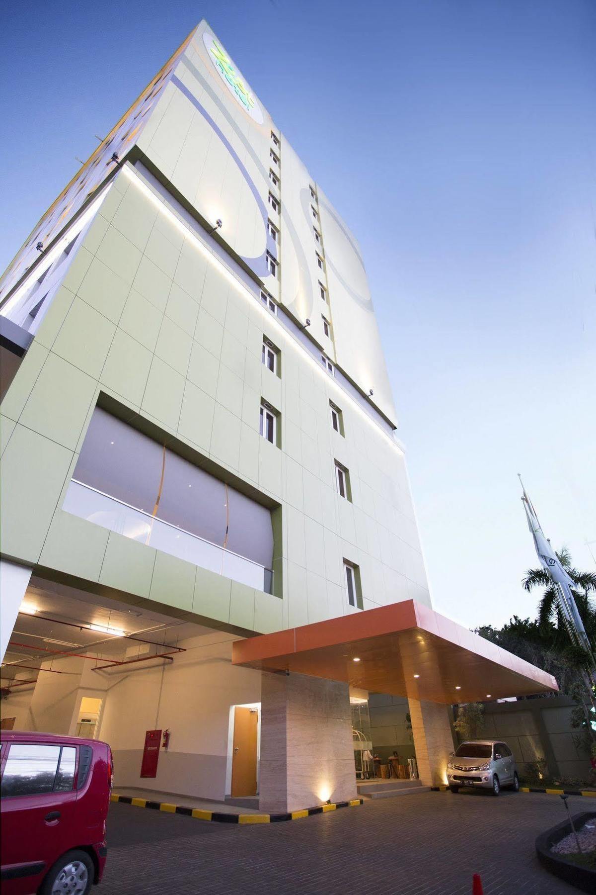 Zest Jemursari By Swiss-Belhotel International Сурабая Екстериор снимка