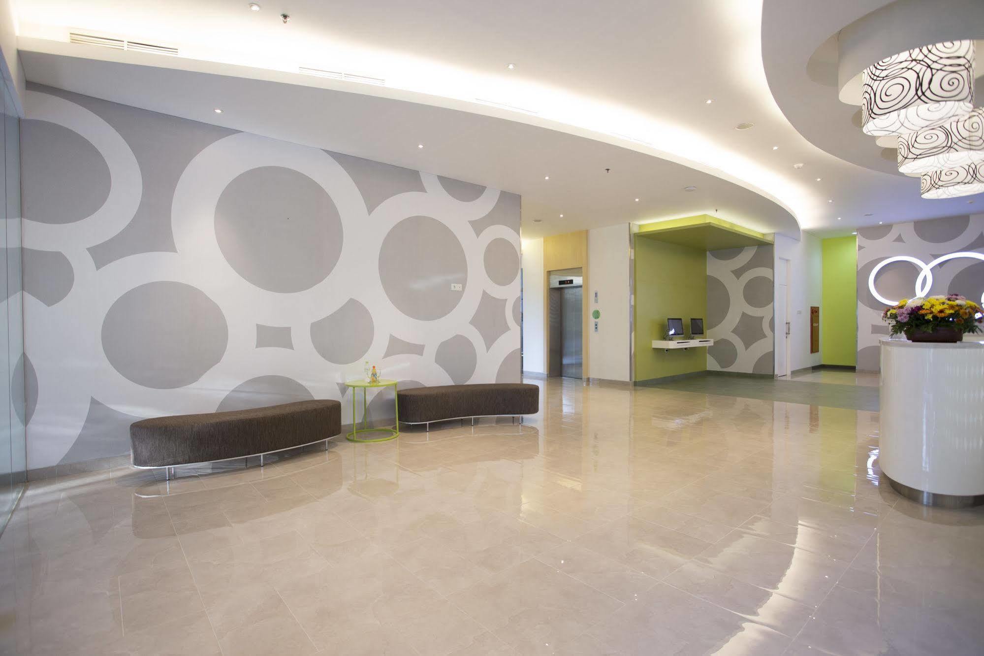 Zest Jemursari By Swiss-Belhotel International Сурабая Екстериор снимка