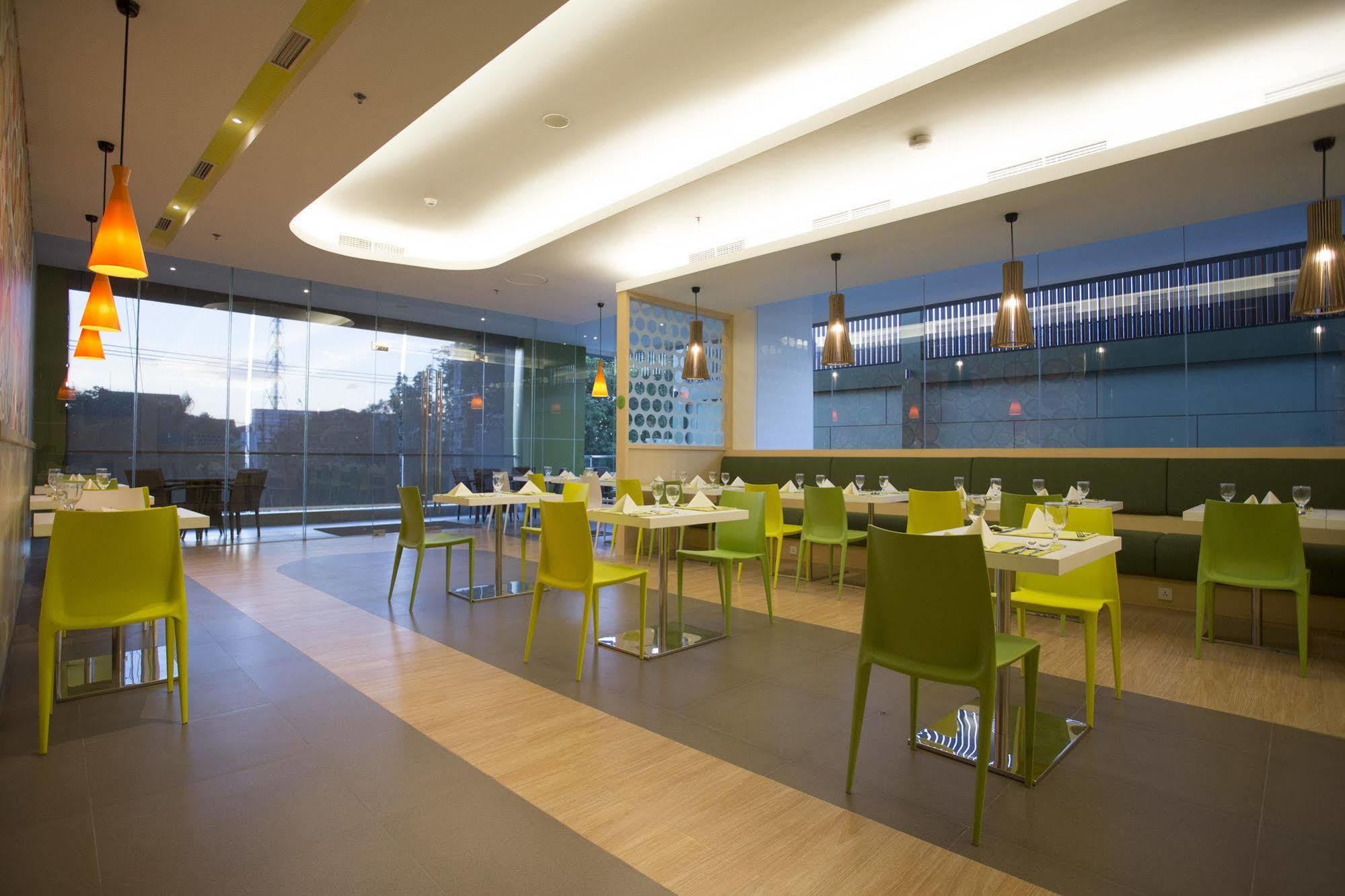 Zest Jemursari By Swiss-Belhotel International Сурабая Екстериор снимка