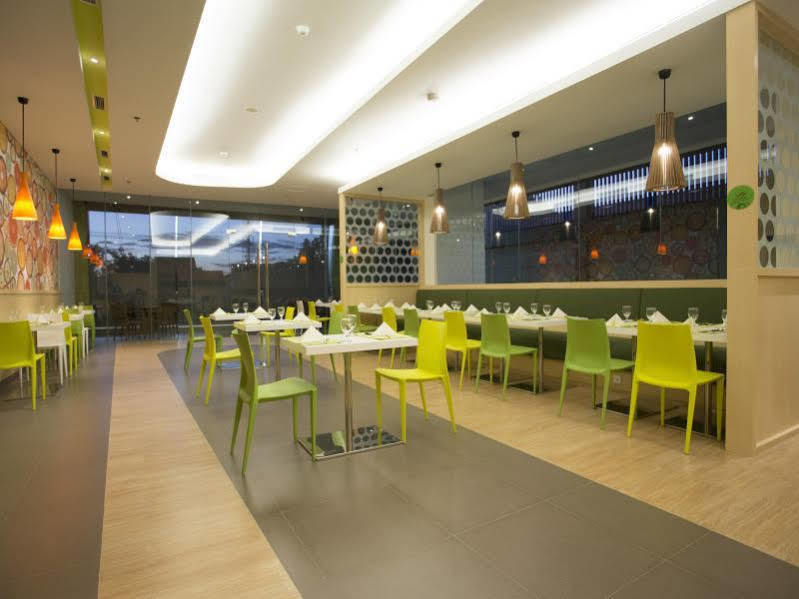 Zest Jemursari By Swiss-Belhotel International Сурабая Екстериор снимка