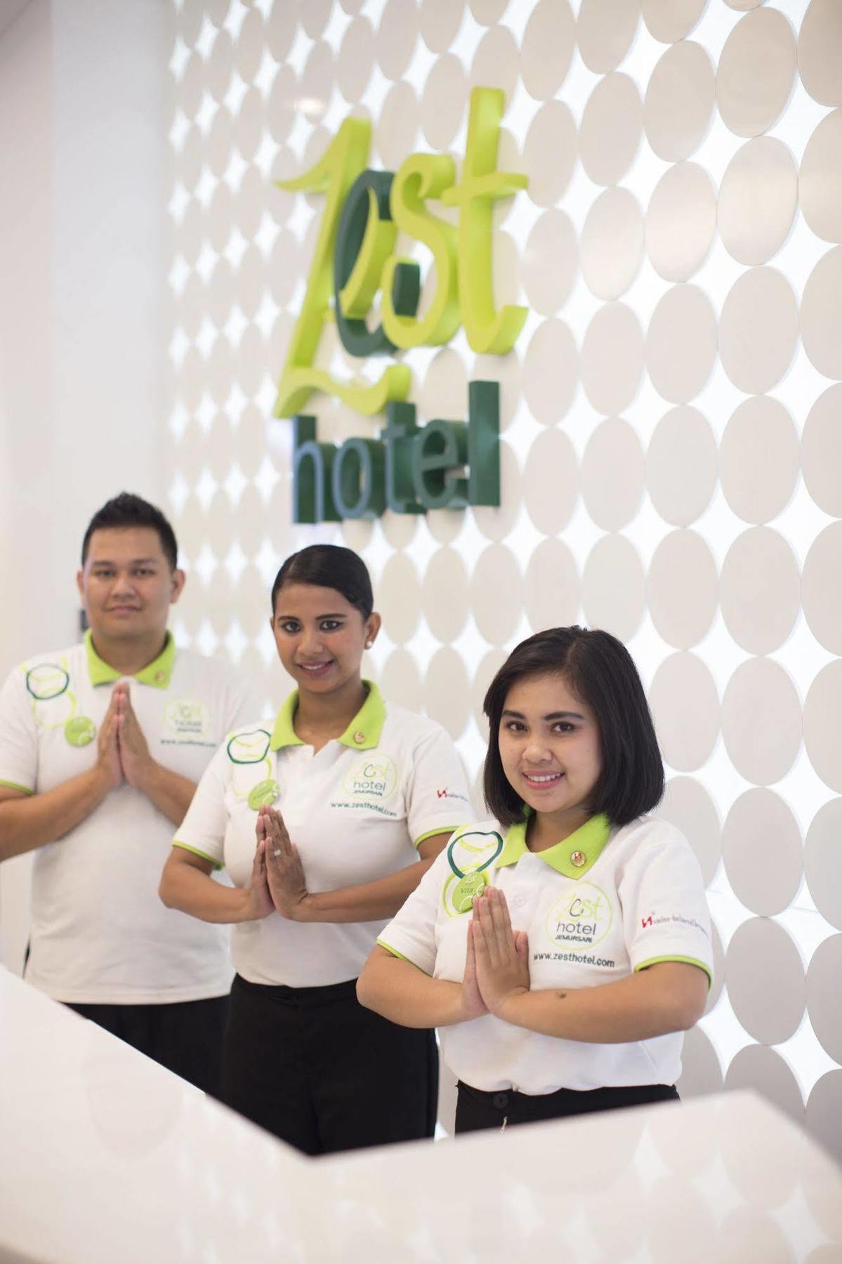 Zest Jemursari By Swiss-Belhotel International Сурабая Екстериор снимка