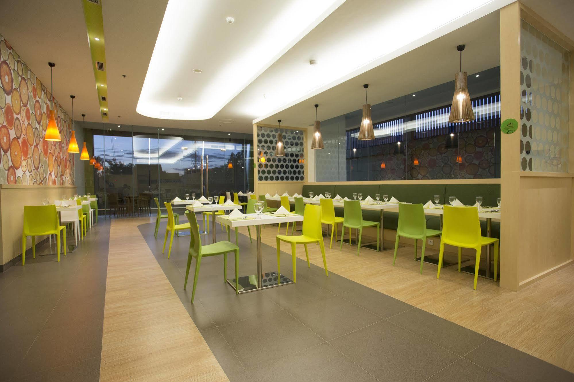 Zest Jemursari By Swiss-Belhotel International Сурабая Екстериор снимка