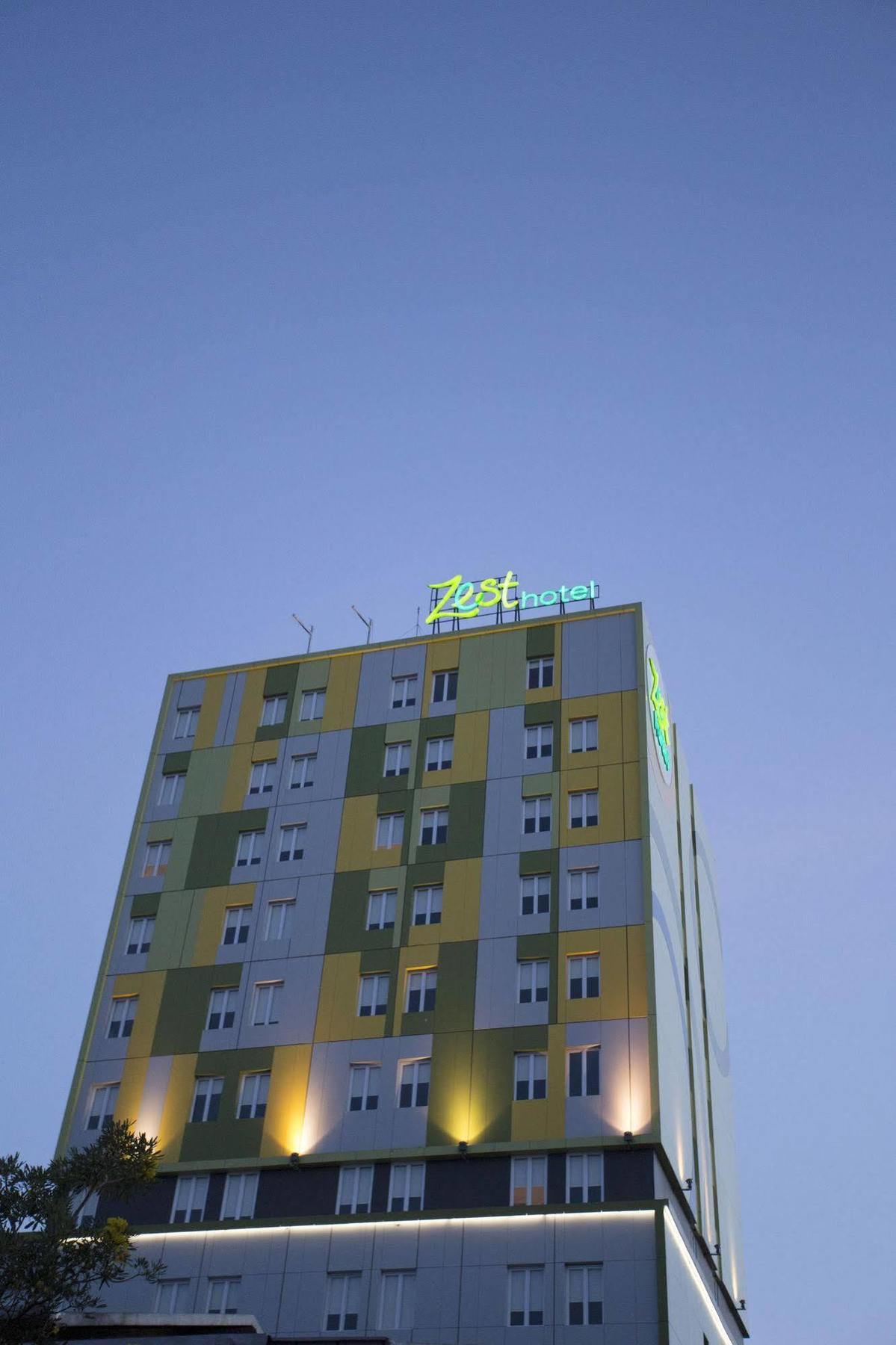 Zest Jemursari By Swiss-Belhotel International Сурабая Екстериор снимка