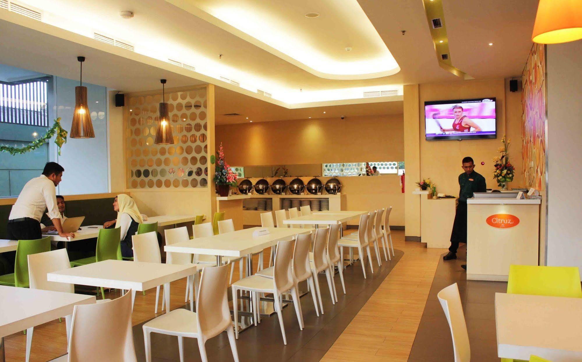 Zest Jemursari By Swiss-Belhotel International Сурабая Екстериор снимка