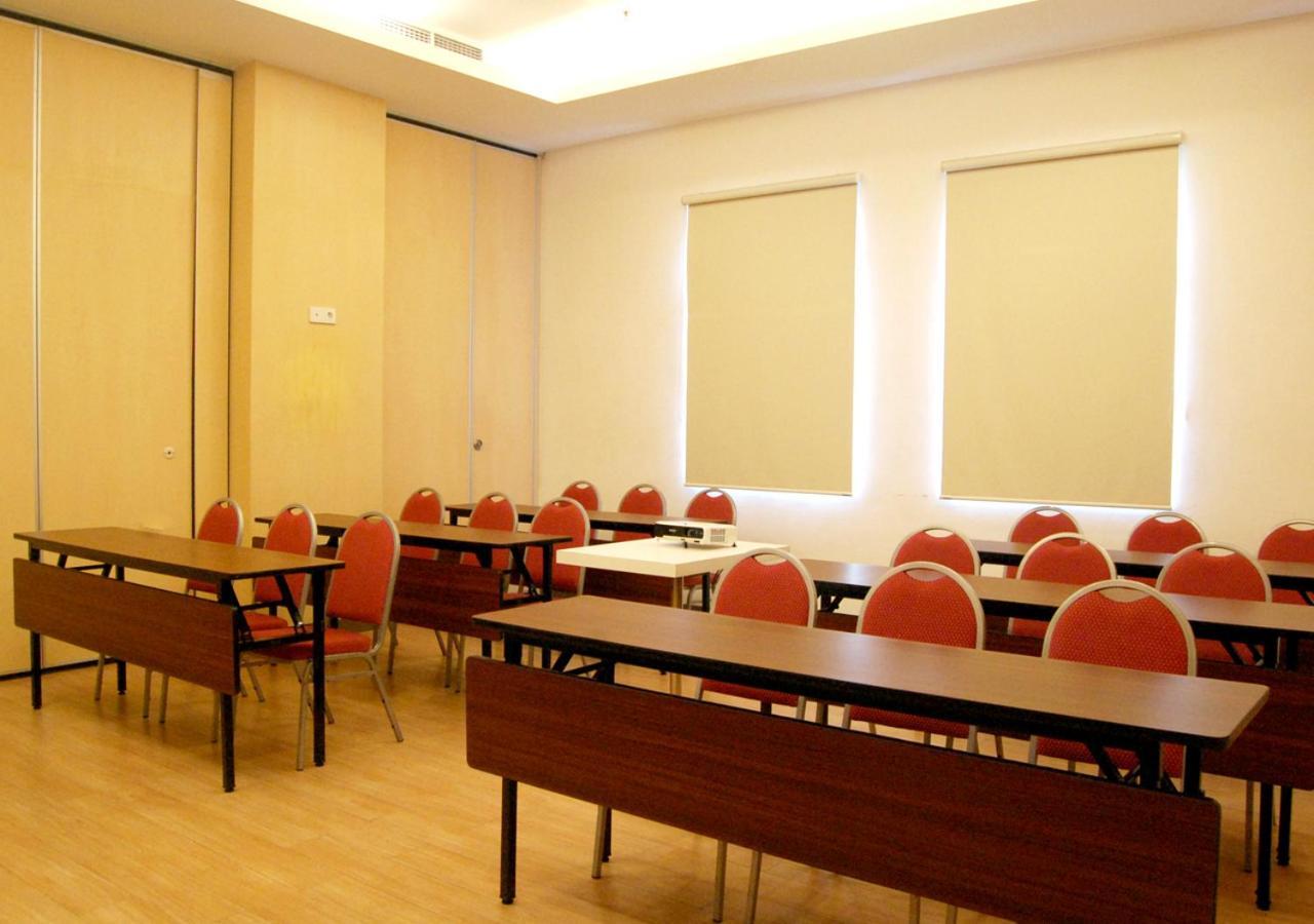 Zest Jemursari By Swiss-Belhotel International Сурабая Екстериор снимка
