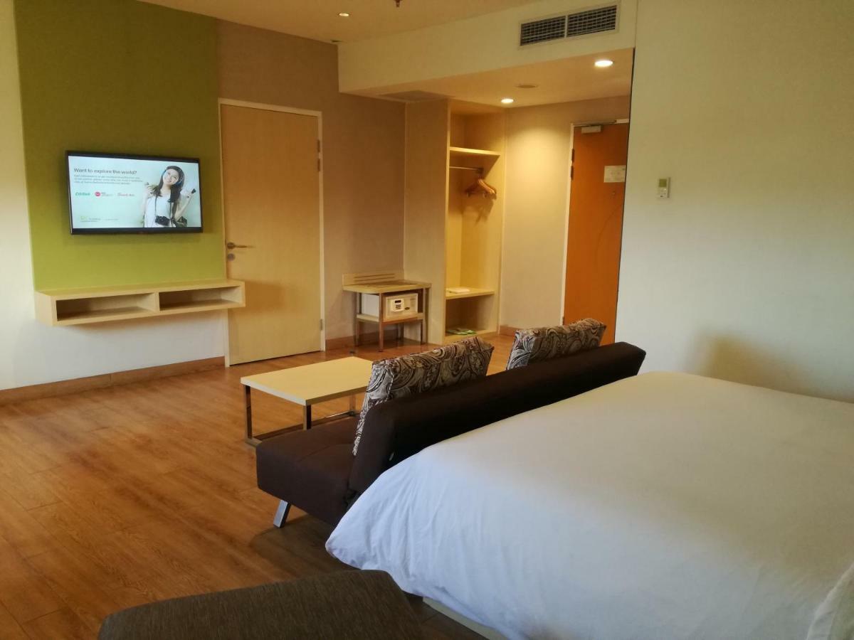 Zest Jemursari By Swiss-Belhotel International Сурабая Екстериор снимка